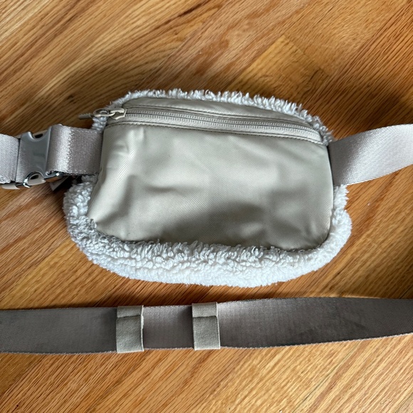 Lululemon Belt Bag Fanny Pack Fuzzy - Picture 7 of 9
